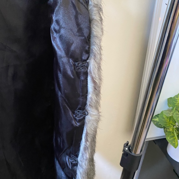 ASOS PETITE Women's Gray Wolf Faux Fur Vest. Size 2 - Picture 7 of 8
